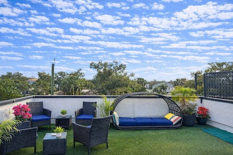 Top performing Airbnb: Luxe Rooftop Villa · Skyline · 3BR · Plush Kingbed in Armory Gardens