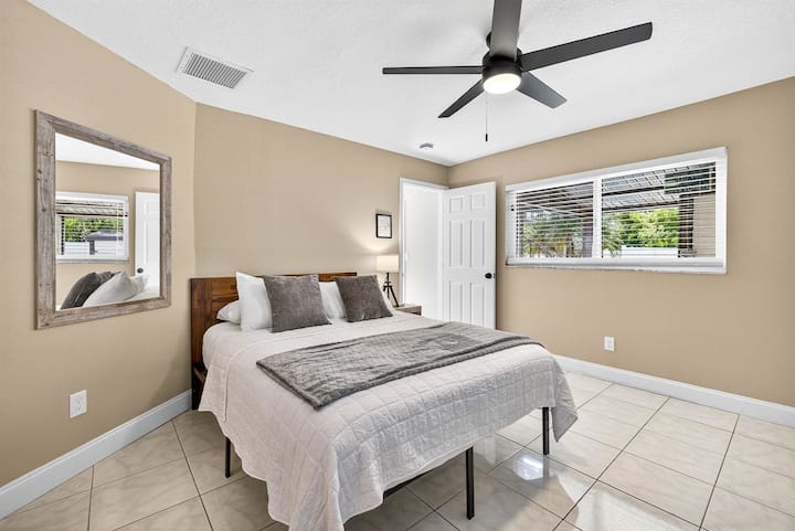 საძინებელი 152×203 სმ‑იანი საწოლით (ქვემო სართული)