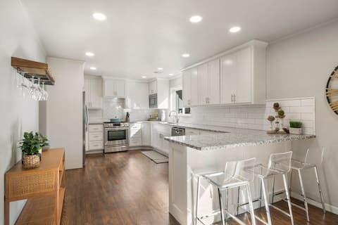 BA's BohoChic-steps to Rose District-Complete RENO