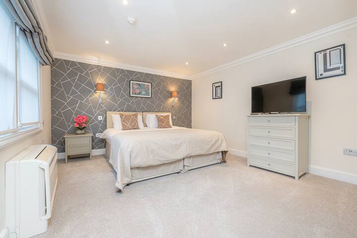 South Kensington Deluxe 2 Bedroom Flat withTerrace gallery image 3