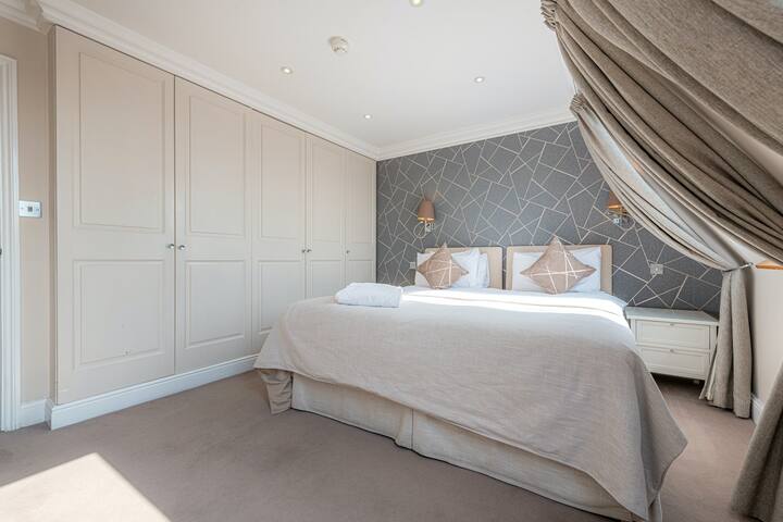 South Kensington Three Bedroom Penthouse gallery image 5