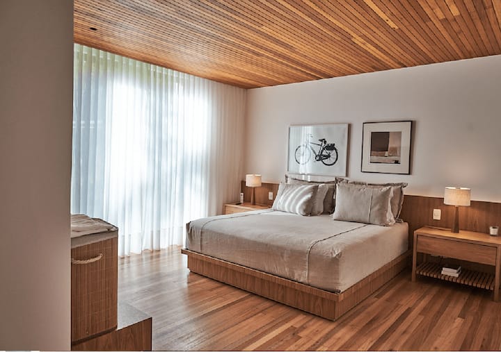 Quarto completo, acesso a internet e ar condicionado.