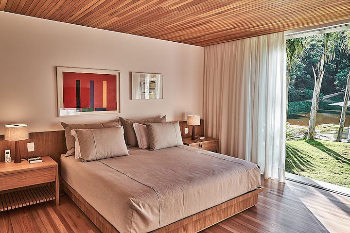 Quarto com vista e acesso para o jardim, prainha e lago.