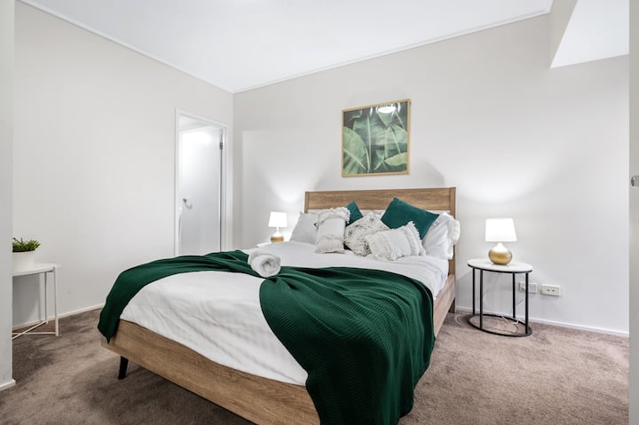 Hlavná spálňa s manželskou posteľou King a vlastnou kúpeľňou a dostatkom priestoru v šatníku