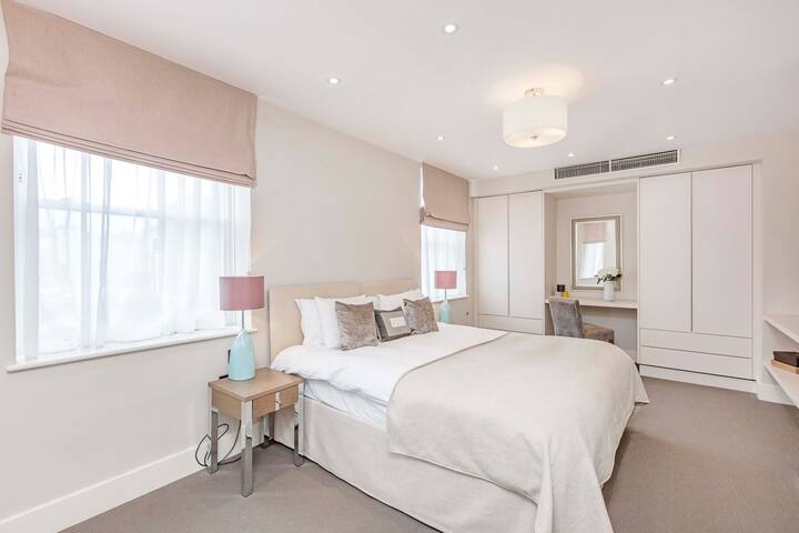 South Kensington Deluxe Three Bedroom Apartment gallery image 4