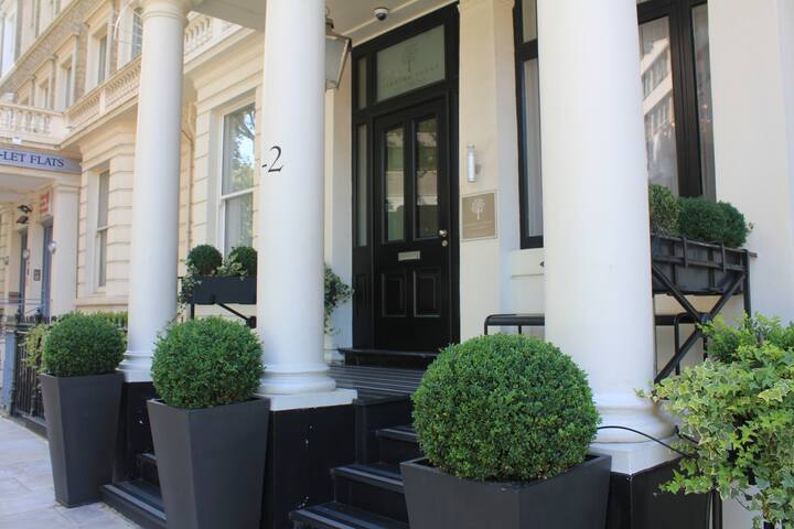 South Kensington Deluxe Three Bedroom Apartment gallery image 2