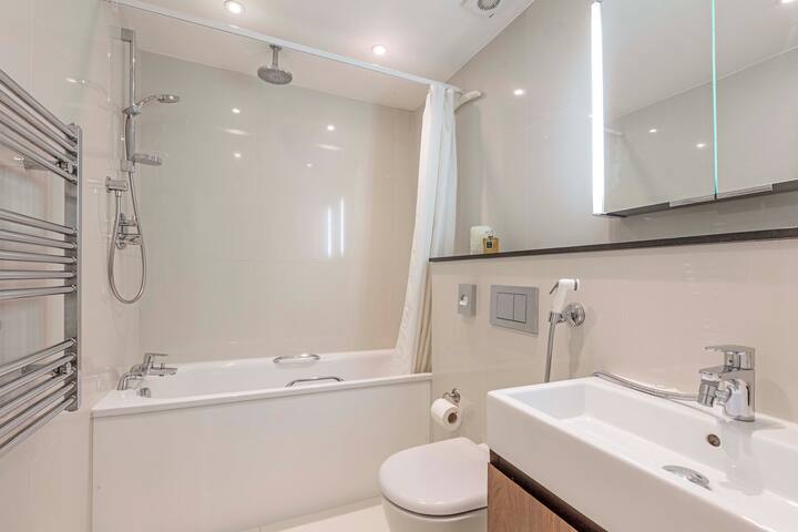 South Kensington Deluxe Three Bedroom Apartment gallery image 5