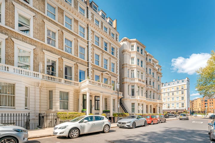 South Kensington Deluxe Two Bedroom Apartment