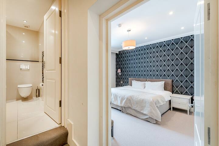 South Kensington Deluxe Two Bedroom Apartment gallery image 5