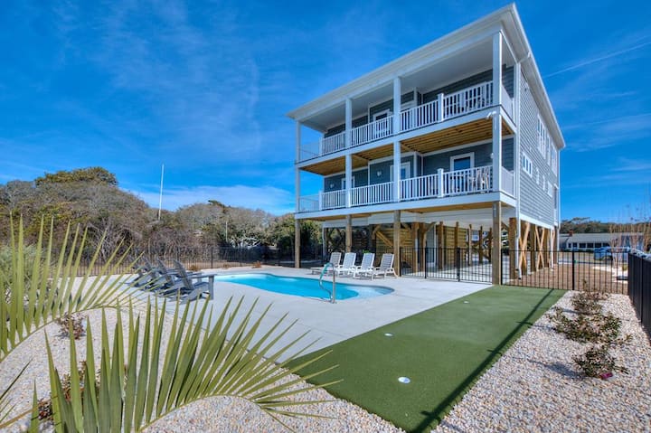 Inn Shore You: Private Pool And Putting Green - Oak Island, NC