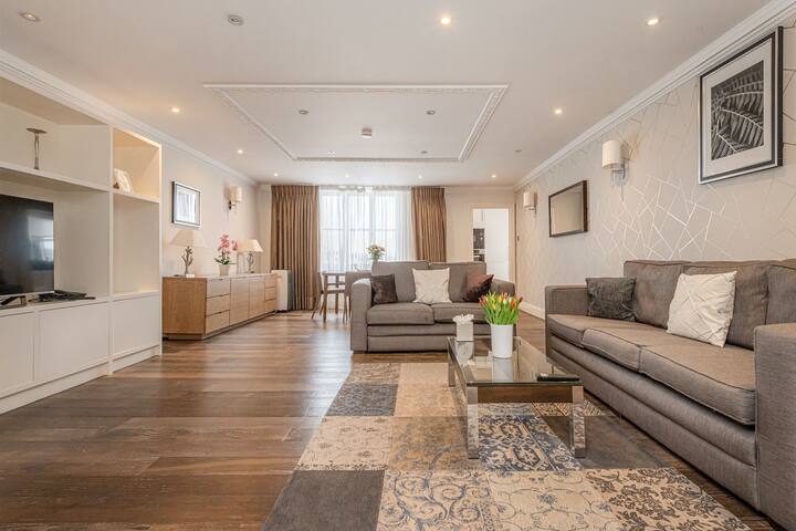 South Kensington Deluxe Two Bedroom Apartment gallery image 3