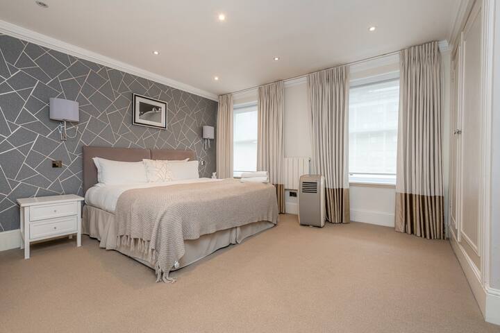 South Kensington Deluxe Two Bedroom Apartment gallery image 4