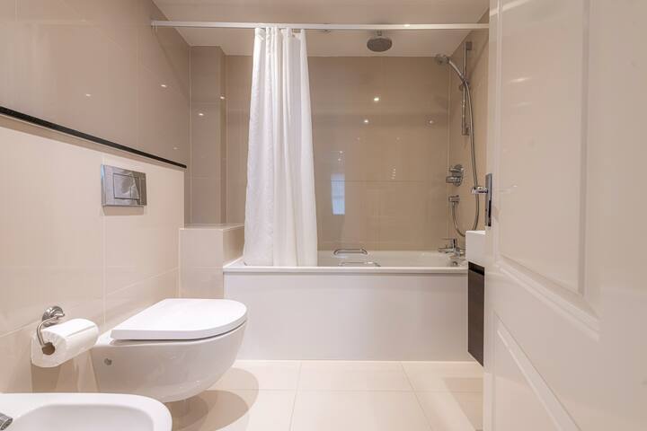 South Kensington Deluxe Two Bedroom Apartment gallery image 5