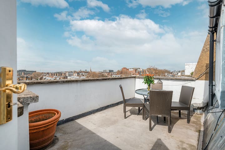 South Kensington Two Bedroom Penthouse – Balcony gallery image 3