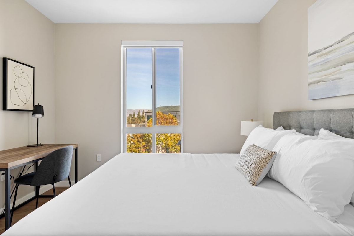 Amka kwenye mwanga mzuri wa asili ingawa madirisha makubwa