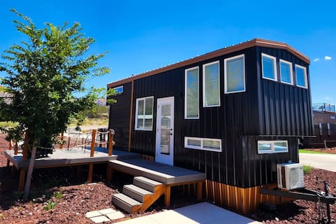 New modern & relaxing Tiny House w/deck near ZION