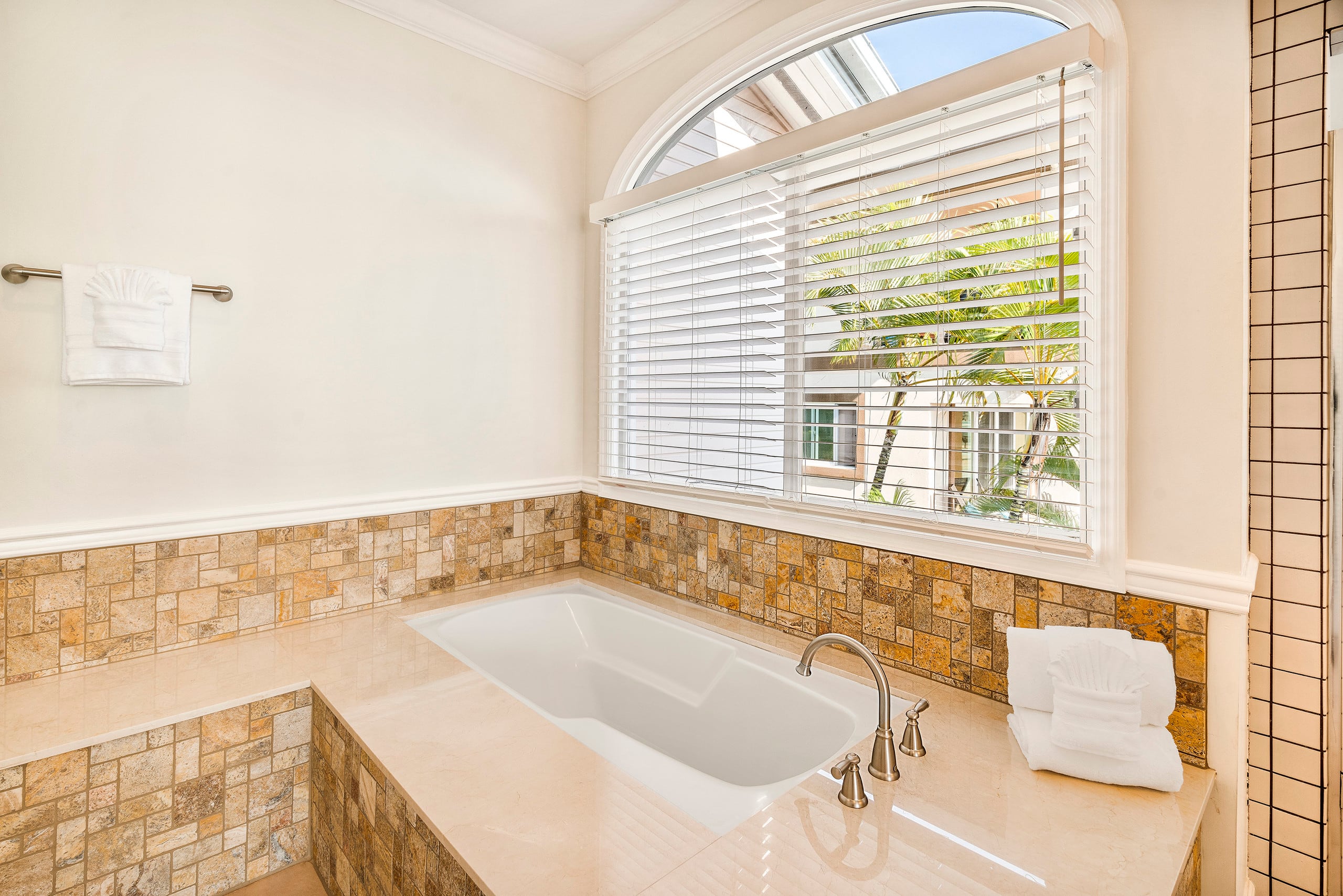 Home in Kailua-Kona · ★4.97 · 5 bedrooms · 9 beds · 6 baths - Image 30