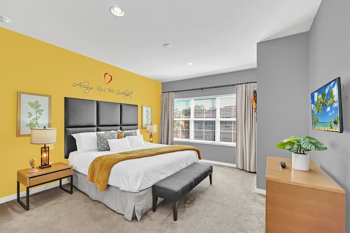 חדר שינה ראשי עם מיטת קינג