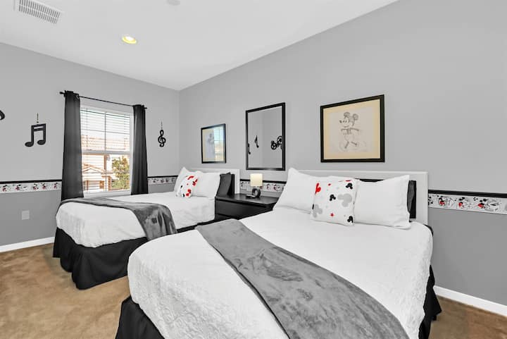 חדר אורחים עם 2 מיטות מלאות