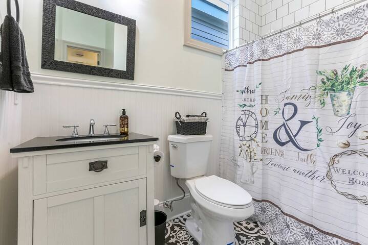 New Orleans Chic Oasis for 14, Near St. Charles gallery image 4