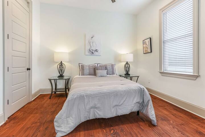 New Orleans Chic Oasis for 14, Near St. Charles gallery image 3