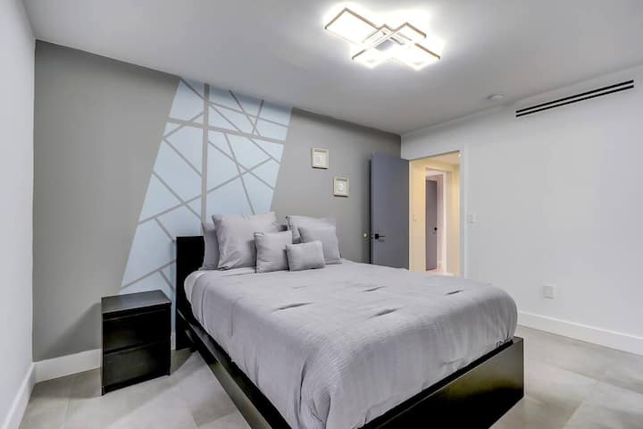 №3 ნომერში არის მყუდრო საწოლი და ტუმბო, რომელიც კომფორტულ და დასასვენებელ სივრცეს შეგიქმნით