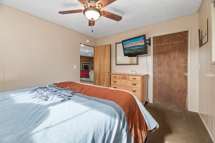 Dhoma kryesore e gjumit me krevat dopio "Queen".