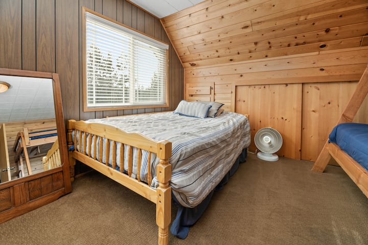 Dhoma e tretë e gjumit me dy krevate të plotë dhe dy krevate marinarë të plotë