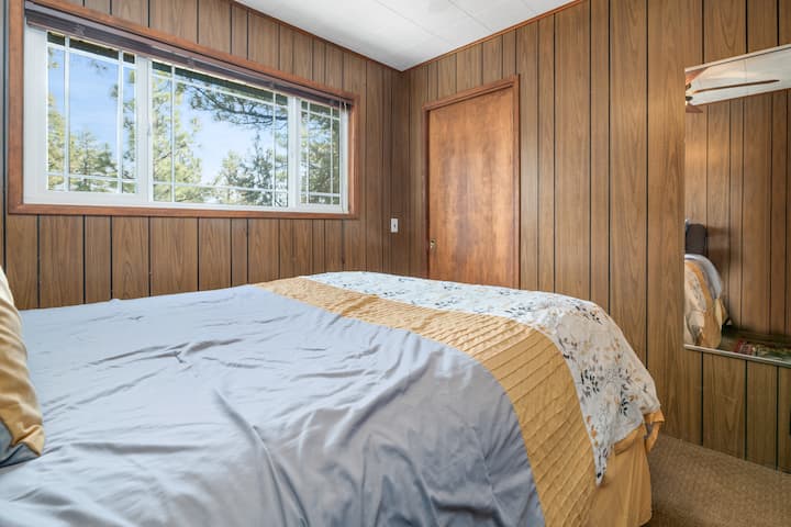 Dhomë gjumi dytësore me krevat dopio "queen".