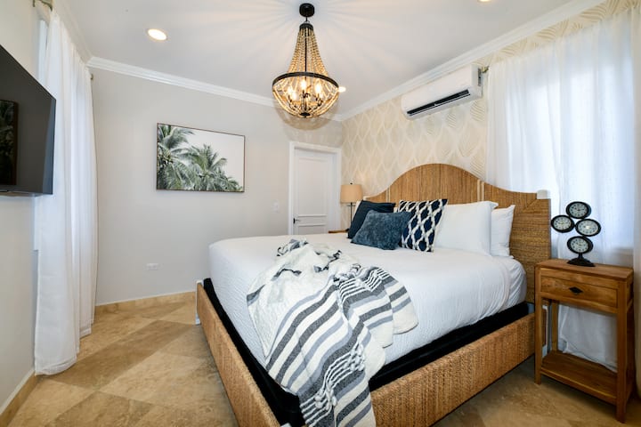 位于阿鲁巴诺德（ Noord Aruba ）别墅的华丽卧室-加大双人床-智能电视和Netflix精心布置的卧室，具有中性色调，营造宁静的氛围-功能齐全、时尚的家具