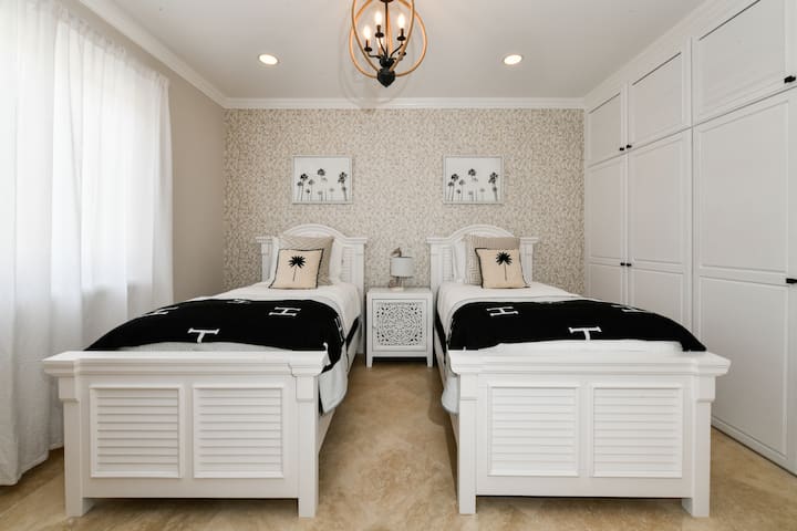 Noord Aruba别墅的舒适卧室-两张单人床套房浴室，方便和隐私-大衣柜-智能电视和Netflix