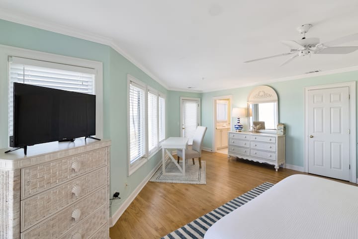 โต๊ะทำงานในห้องนอนคิงไซส์หลัก