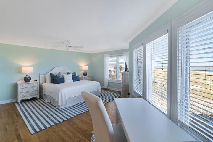 ห้องนอนคิงไซส์หลักพร้อมวิวทะเลบนชั้น 3