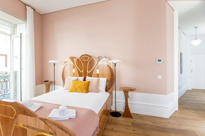 Cette chambre colorée dispose d'un lit confortable avec son linge de maison confortable #confortable #confortable #coloré #porto #airbnbporto