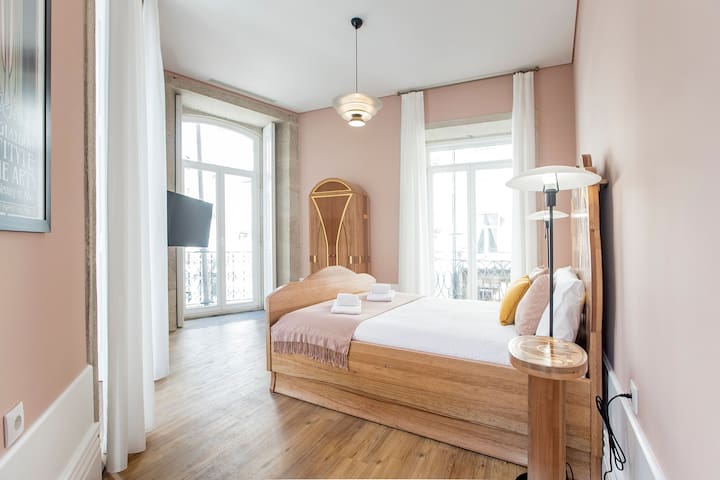 Artistic 2BR Flat Downtown