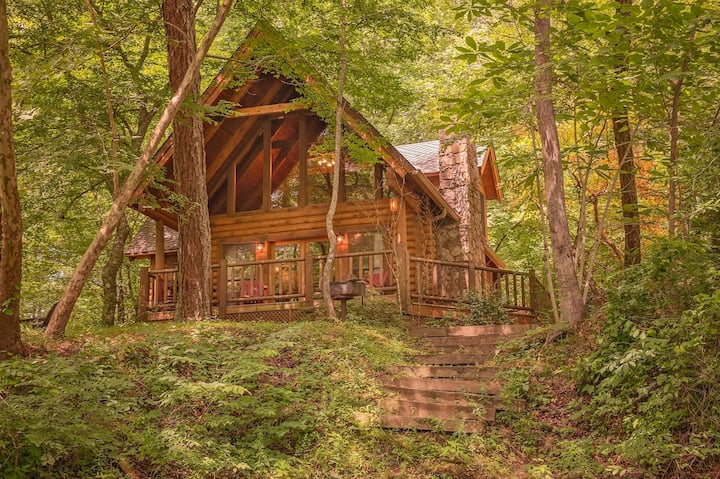 Ocoee Log Cabin steps from Ocoee in resort village