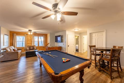 Snowshoe 9BR/6BA Chalet Hot Tub~Games~On-Call Van