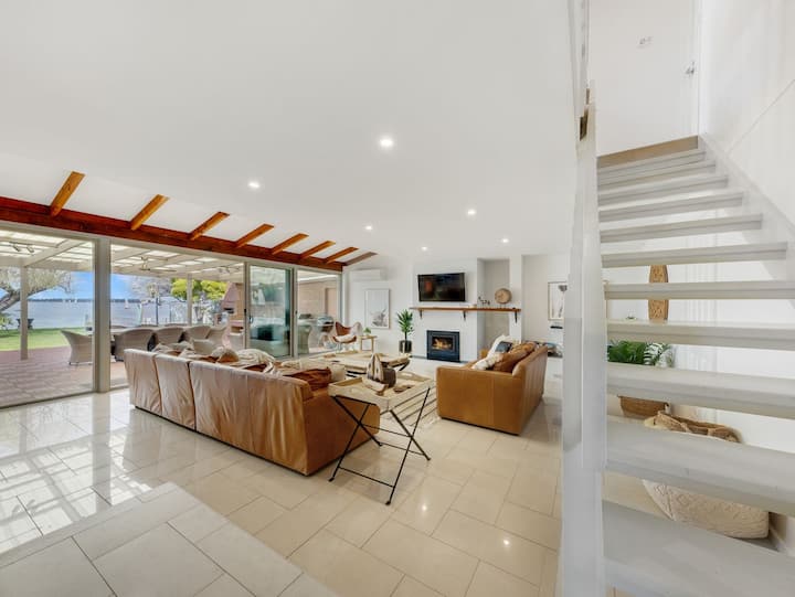 Lakehouse 61 Offering Frontage To Lake Mulwala - Yarrawonga