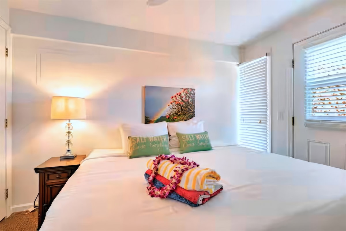 Удобна стая за гости с голямо двойно легло, климатик и много естествена светлина.