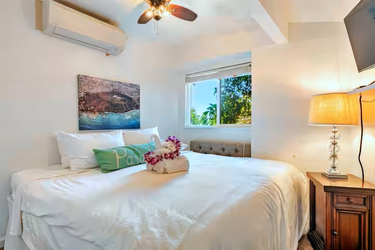 Комфортна стая за гости с голямо двойно легло, климатик и много естествена светлина.