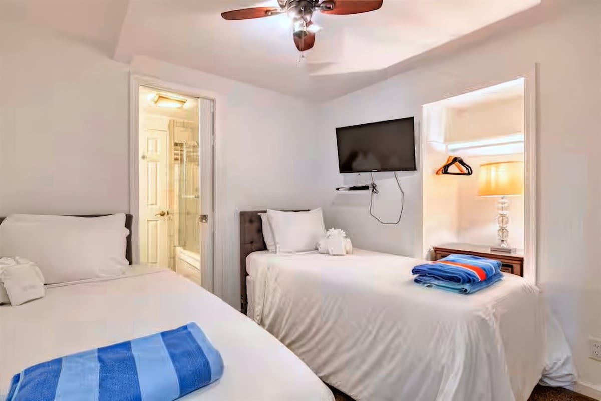 Трета спалня с две единични легла – идеална за деца или юноши.