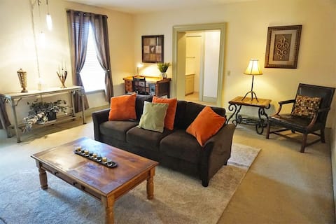 Roscoe Retreat in Heart of Historic Roscoe Village