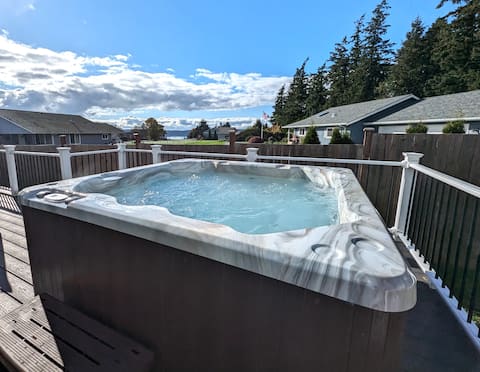 Modern home Water Views/Hot tub/BBQ/firepit/games