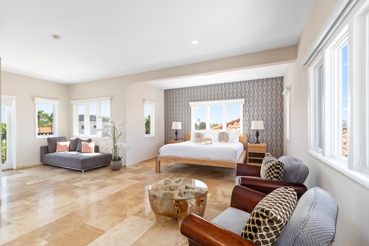 Exkluzívna spálňa vily v Noord Aruba - Pohodlná manželská posteľ - Elegantne navrhnutá izba - Krásne maľované steny s výzdobou - Majestátne stolové lampy - Úhľadná a čistá posteľná bielizeň - Veľké okná s krásnym výhľadom - TV a Netflix k dispozícii