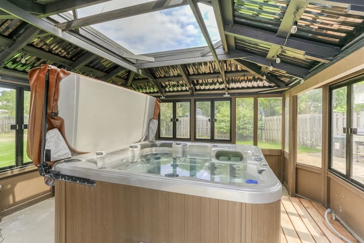 Spacious 5-BR Retreat: Oasis Getaway