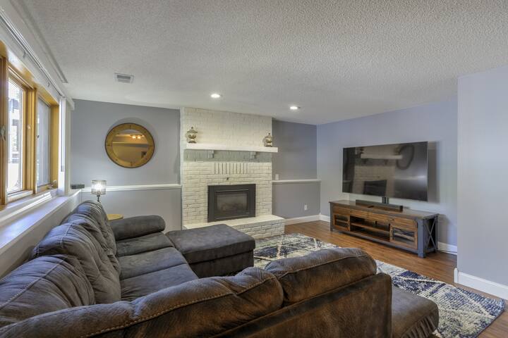 Spacious 5-BR Retreat: Oasis Getaway gallery image 3