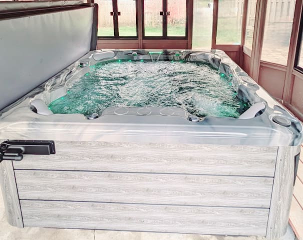 Spacious 5-BR Retreat: Oasis Getaway