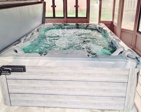 Spacious 5-BR Retreat: Oasis Getaway