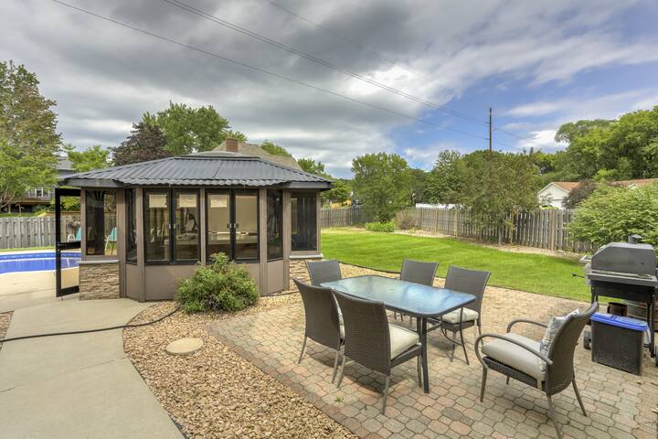 Spacious 5-BR Retreat: Oasis Getaway gallery image 5