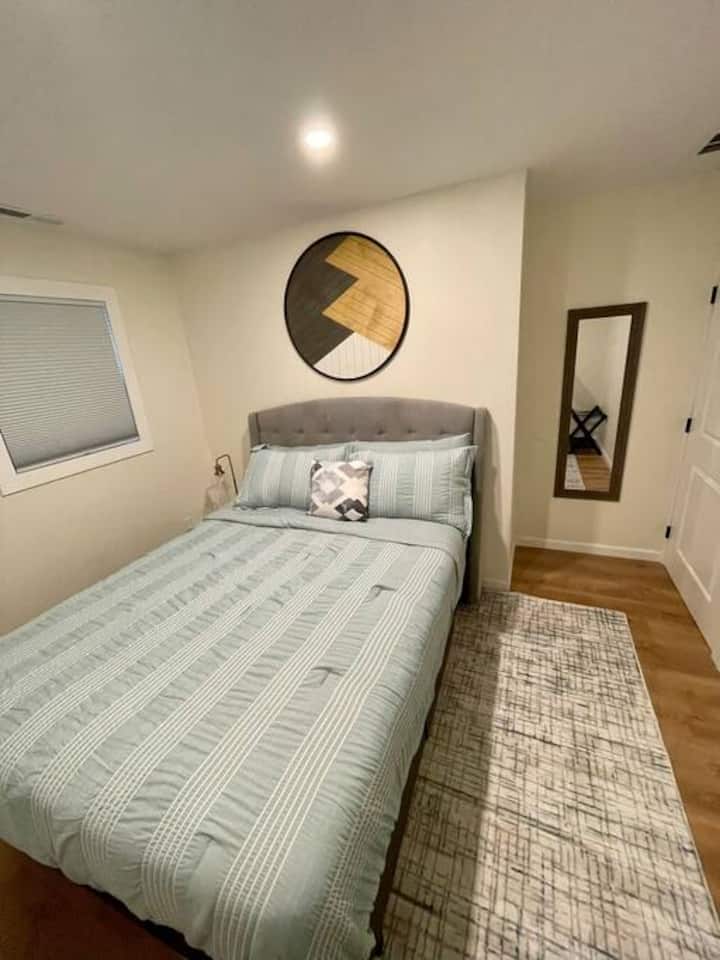 - Relájate en este acogedor refugio con una cómoda cama, una alfombra estampada y un espejo de cuerpo entero.
- El arte geométrico único de la pared añade un toque moderno a los tonos suaves y neutros
- Ideal para viajeros solitarios o parejas que buscan una noche de descanso tranquila